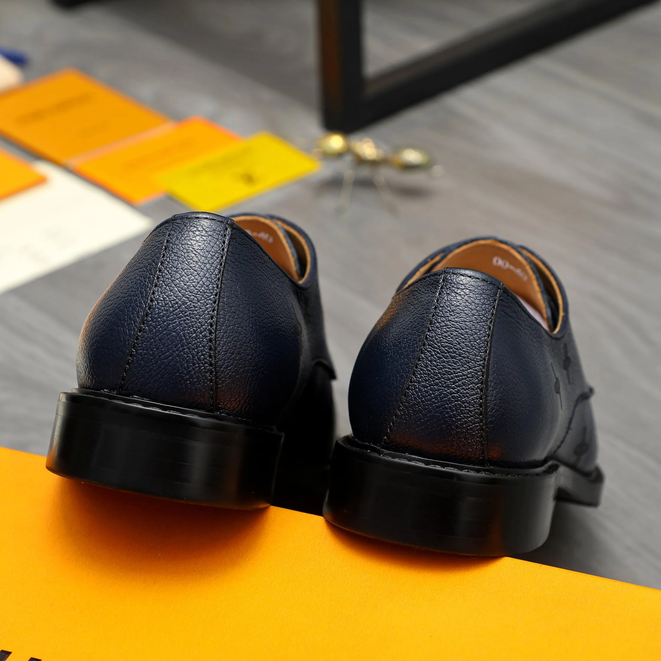 Men's shoes 💰p460 Product trademark: LV (Louis Vuitton) business lace-up formal leather shoes Regular size: 39-44 (38.45 custom-made, non-refundable) Product materials: Selected high-quality pebbled cowhide embossed upper, cowhide lining, original rubber outsole